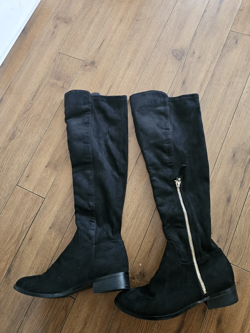 ALDO Classic Black Knee-High Women's Boots with Gold Zip - Picture 3 of 6